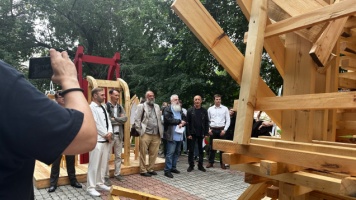 Участники молодежного фестиваля «АРХ-РЕАЛИЗАЦИЯ» создали уникальные инсталляции из дерева на территории НГАСУ (Сибстрин)