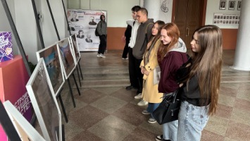 В НГАСУ (Сибстрин) появилась экспозиция в рамках художественного оформления помещений российских вузов