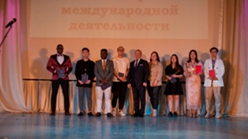 Поздравляем иностранных выпускников с успешным завершением обучения в НГАСУ (Сибстрин)!