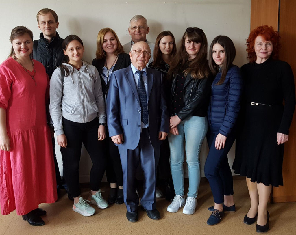 4 - 24 мая 2019 - выпускники зашли на кафедру.jpg