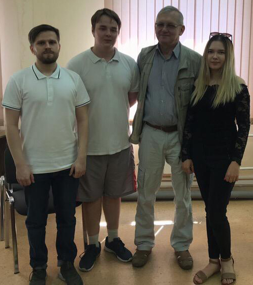 2 - выпускники с руководителем - Гуськовым В Я.jpg