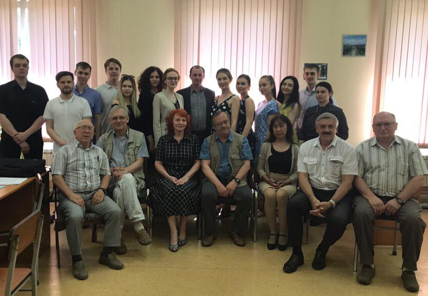 1 - препордаватели кафедры с выпускниками 2019 года.jpg