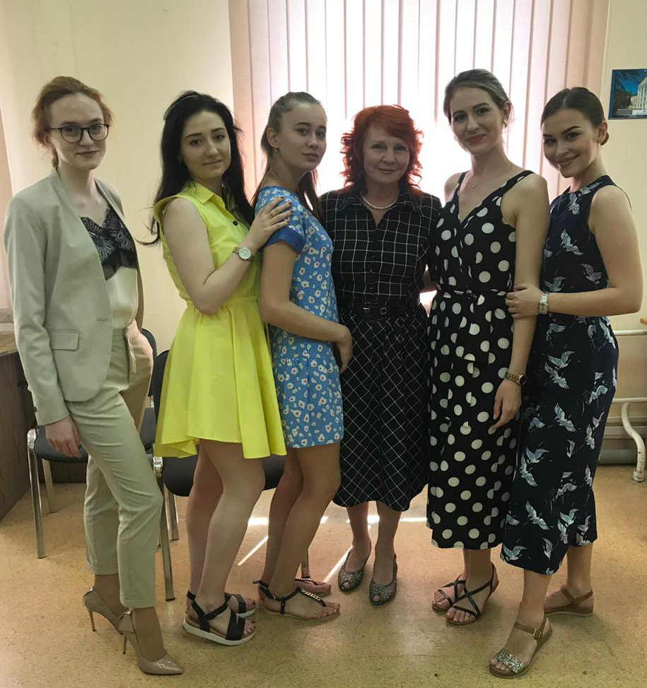 3 Дипломницы с руководителем Бессоновой Н В.jpg