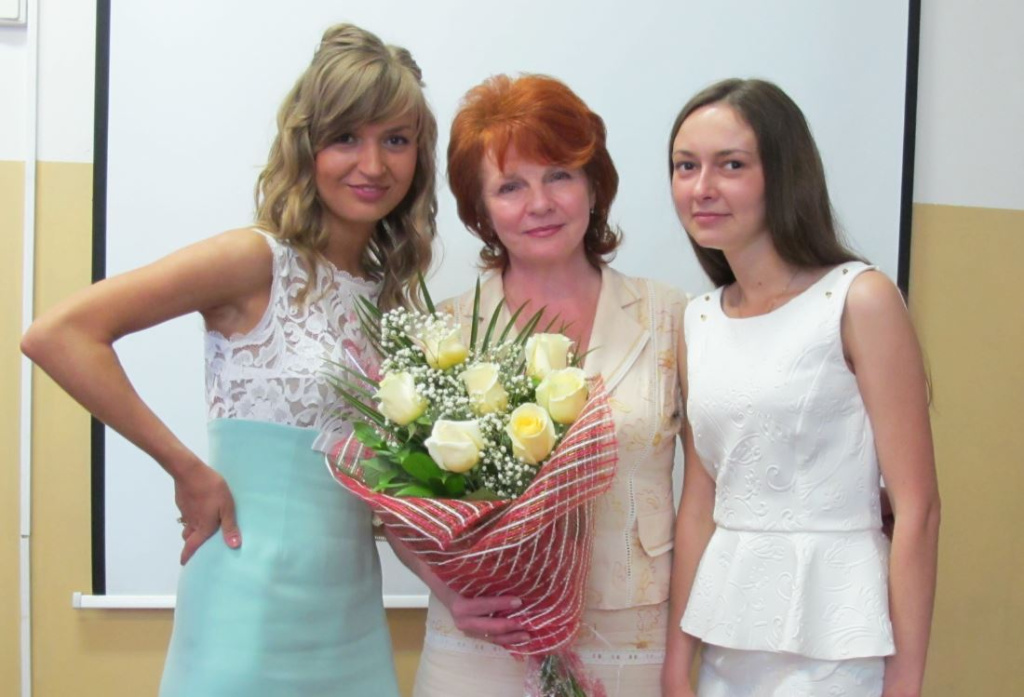 7-2 Дипломницы с руководителем - выпуск 2013.JPG